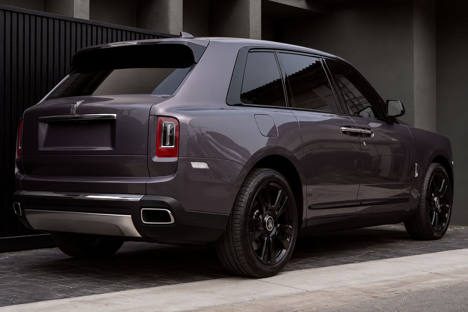 Cullinan: Rolls-Royce Cullinan 2024 in grey, rear three-quarter view with black alloy wheels — RC24