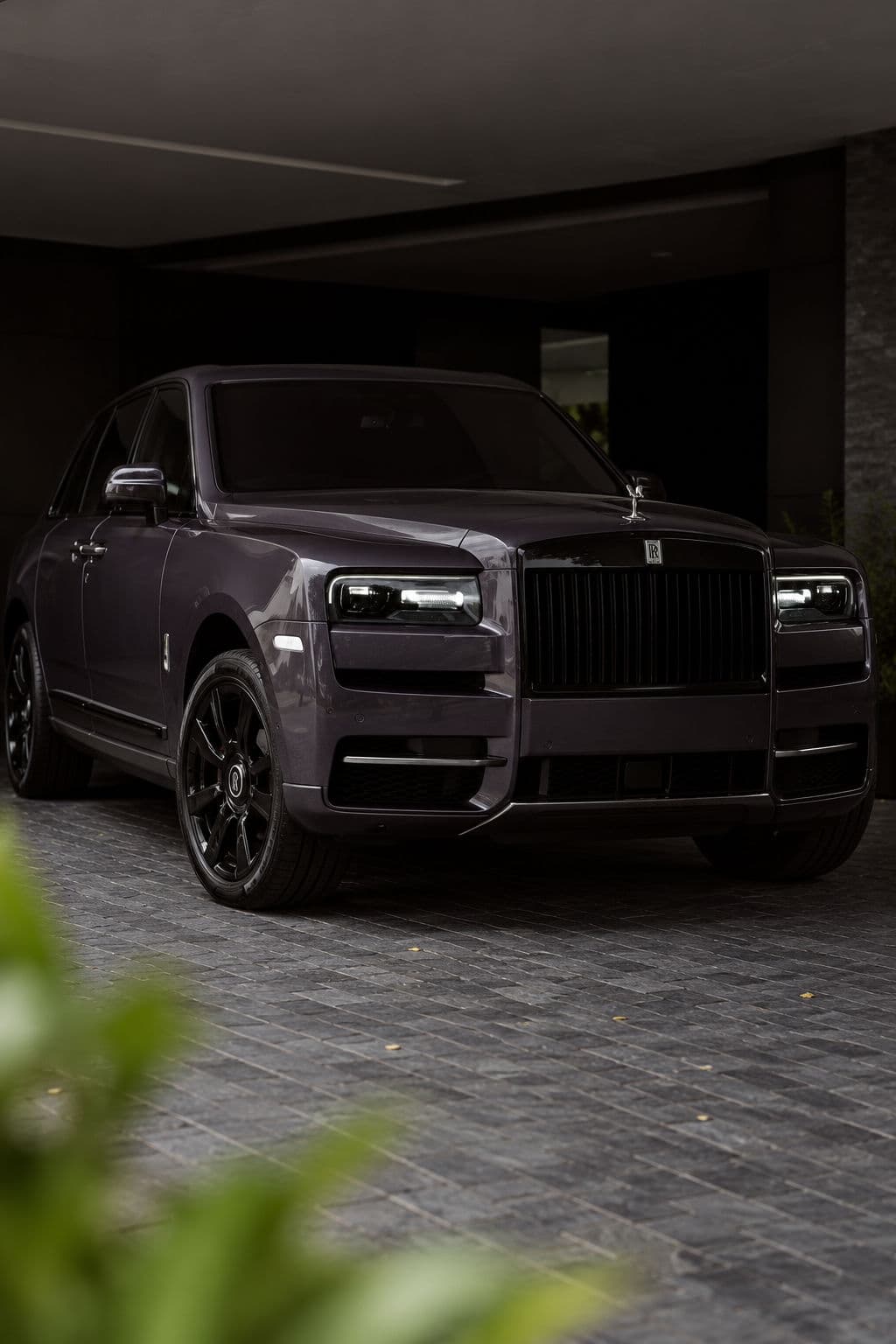 Cullinan: Rolls-Royce Cullinan 2024 in grey, front three-quarter view under a covered entrance — RC24