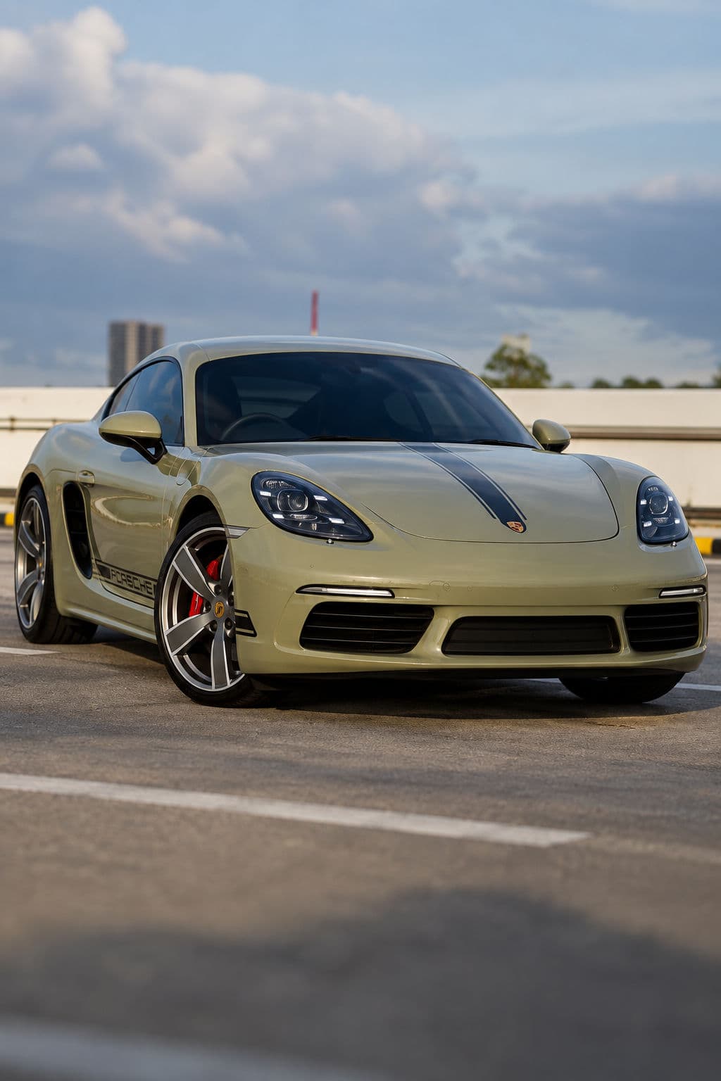 718 Cayman: Porsche 718 Cayman 2024 in Imperial Khaki, front three-quarter view outdoors