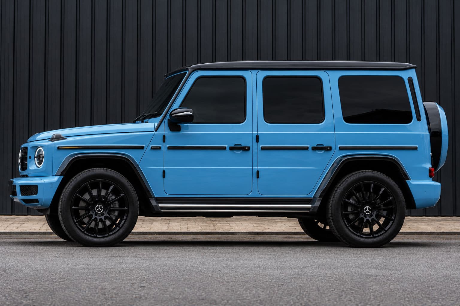 G350: Mercedes-Benz G350 2022 in Vintage Blue, full side profile with black alloy wheels against a dark wall